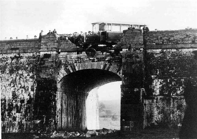 Bus crash on Llandeilo Bridge, 1928